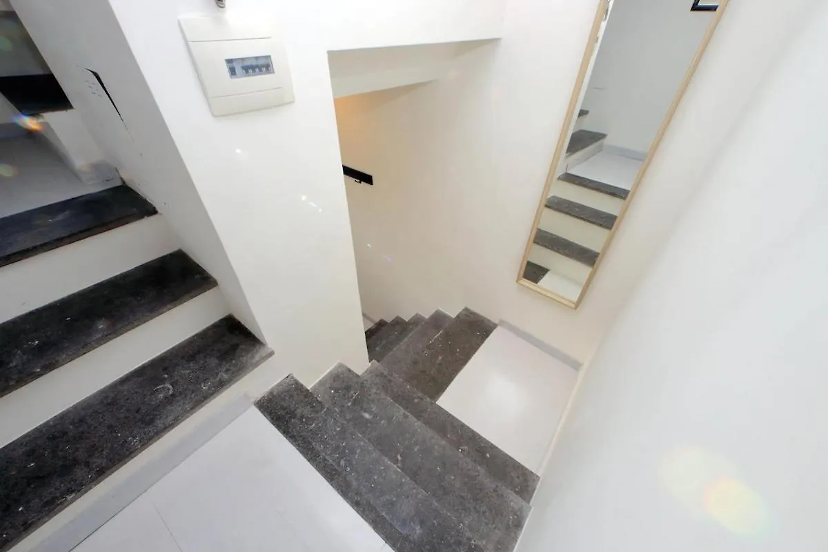 Monti Charming Apt Boschetto Рим 0*,